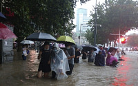 중국, 기록적인 폭우로 12명 사망, 1만 명 이재민...댐 붕괴 경고도