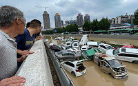 폭우 내린 중국 정저우, 물 빠진 터널에서 자동차 200여 대 발견