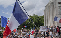 프랑스 곳곳서 2주째 코로나19 방역대책 반대 시위...“마크롱 사퇴하라”