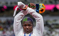 [도쿄올림픽] &quot;억압받는 사람들 위해&quot;…포환 은메달 손다스, 시상대서 'X'자 손모양