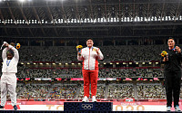 [도쿄올림픽] IOC, 시상대서 ‘X’자 시위한 은메달리스트 손더스 조사