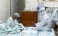 전 국민 울린 방호복 화투 사진…할머니와 함께한 주인공은 삼육서울병원 간호사