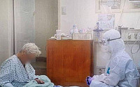 [랜선핫이슈] 93세 할머니와 간호사 방호복 화투·간송미술관, 고려청자 NFT 제작·위험천만 한문철 챌린지
