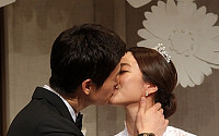 [포토]결혼 앞두고 뽀뽀하는  ‘김효진-유지태’ 커플