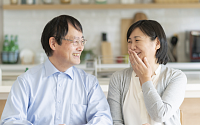 서로에게 다가가는 중년 부부 소통법