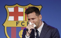 바르셀로나 떠나는 메시, 결국 눈물…“언젠가 다시 돌아오겠다”