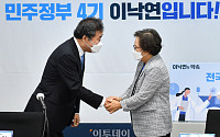 [포토] 인사하는 이낙연 전 대표-강정화 회장