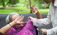 코로나 시국에 집ㆍ요양시설서 학대 노인 늘어