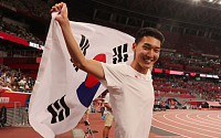 우상혁, 한국인 최초 세계실내육상선수권 우승…2m34 벽 넘었다
