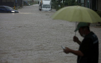 ‘물바다’ 된 강릉…시간당 50㎜ 폭우에 출근길 침수 속출