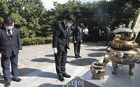 [포토] 김대중 전 대통령 서거 12주기, 묘역 참배하는 민주당 지도부