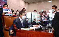 [포토] '언론중재법 개정안 반대' 국민의힘 의원 둘러싸인 도종환 위원장