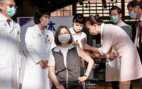 대만, 자체 개발 백신 출시…차이잉원 총통 접종