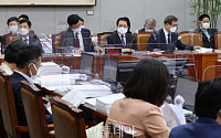 [포토] 운영위 참석한 유영민 실장과 청와대 수석들
