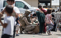 아프간 카불 공항서 총격전…경비병 1명 사망·3명 부상