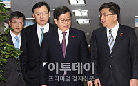 [포토]국무회의 참석하는 김황식 국무총리