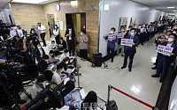 [포토] 법사위 회의장 앞 언론중재법 반대하는 국민의힘 의원들