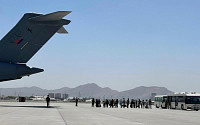 테러 하루 만에 대피 작전 재개...“탈레반, 공항 보안 위해 조직원 집결”