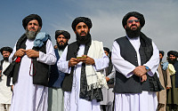 미군 떠나자마자 축포 터뜨린 탈레반, 아프간의 미래는