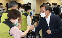 [포토] 보건의료노조 관계자들과 인사하는 김부겸 총리