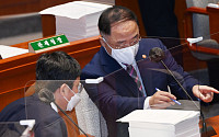 [포토] 예결위 전체회의, 대화하는 홍남기-안도걸