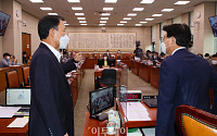 [포토] 김오수 총장 출석 요구하는 윤한홍 의원