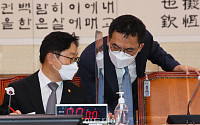 [포토] 대화하는 박범계 장관-구자현 검찰국장
