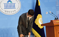 [포토] 인사하는 김웅 의원