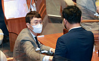 [포토] 본회의 참석한 김웅 의원