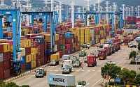 태풍 ‘찬투’에 중국 주요 항구 2곳 멈춰 서…공급망 위기 심화 우려