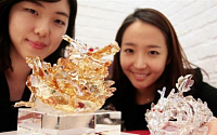 2012년 용의 해, 용을 형상화한 크리스털 장식품 눈길
