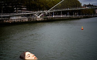 강물에 잠긴 소녀의 얼굴…스페인 주민 경악시킨 동상의 의미는?