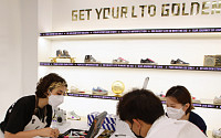 [포토] &quot;신발 직접 디자인하세요&quot; 롯데百 동탄점, 세상 하나뿐인 스니커즈 판매