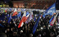 폴란드 바르샤바, “폴렉시트는 안 돼” 10만여 명 시위
