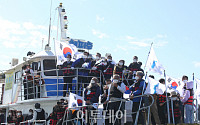 [포토] 한강하구 중립지역, 분단 후 첫 민간선박 시범 운행