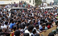 인도 유명 배우 급사, 거리로 몰린 추모 인파들…폭동 우려에 당국 ‘비상’