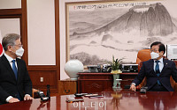 [포토] 대화하는 박병석 국회의장-이재명 민주당 대선후보