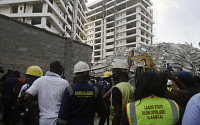 나이지리아서 건설 중이던 고층 건물 붕괴…실종자 최대 100명