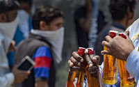 인도서 불법 ‘밀주’ 마신 주민 30여명 집단 사망…반복되는 ‘밀주 참사’ 왜?