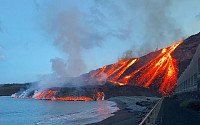 [포토] 바다로 쏟아지는 스페인 화산 용암