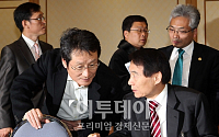[포토]이야기 나누는 문성근 대표와 김만복 전 국정원장