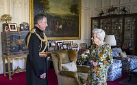 엘리자베스 영국 여왕, 한 달 만에 공식 석상서 대면 업무 재개