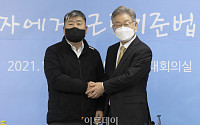 [포토] 인사하는 이재명 후보-김동명 위원장