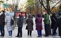 [포토] 추위 속 버스 기다리는 시민들