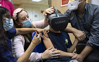 [포토] VR 기기 쓰고 백신 맞는 이스라엘 어린이