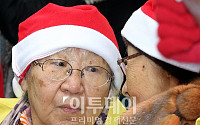 [포토]수요집회에 나타난 '산타 할머니'