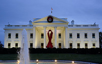 [포토] ‘세계 에이즈의 날’ 백악관에 걸린 빨간 리본