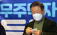 [포토] '주택청약사각지대' 간담회, 참석자 발언 적는 이재명