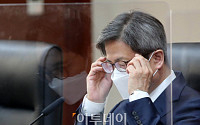 [포토] 안경 만지는 김명수 대법원장