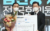 [포토] 채이배 전 의원에게 입당원서 받은 이재명 민주당 대선후보